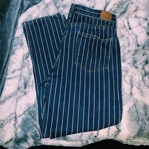American Eagle Mom Jeans/High waisted jeans